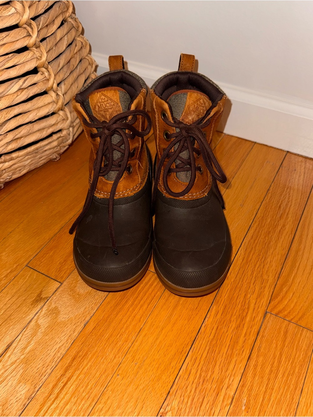 Women’s waterproof Muck Boots - Size 6